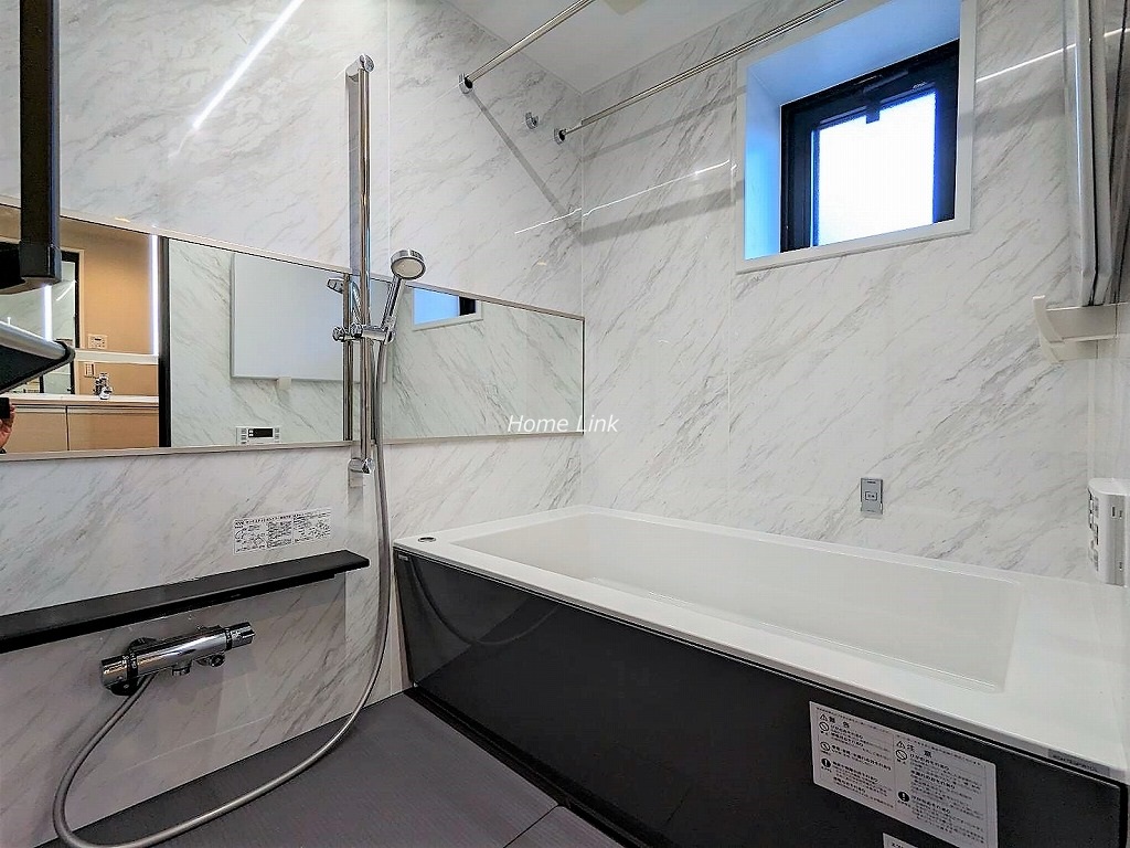 コスモ板橋本町シティフォルム2階　窓があり明るく換気しやすい浴室